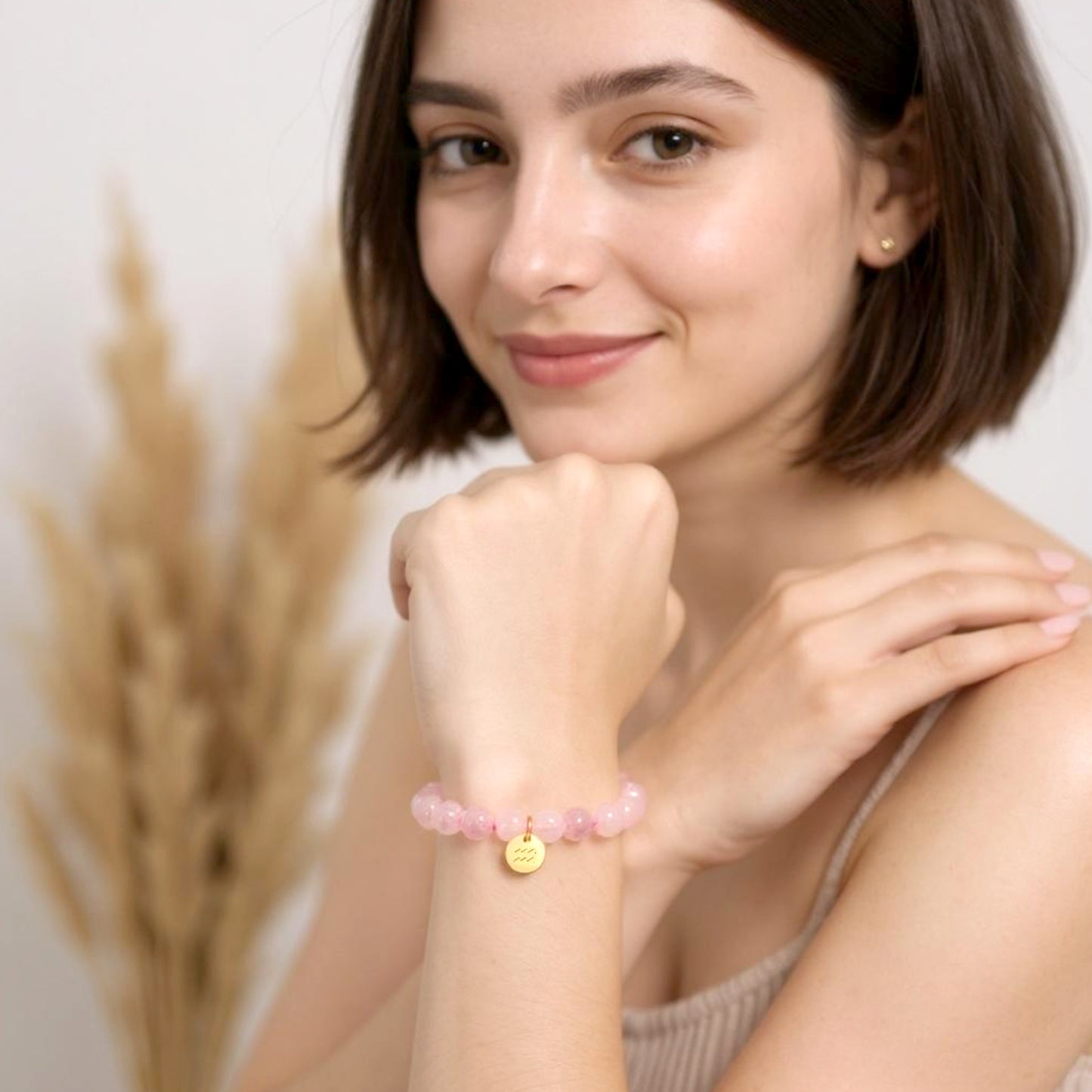 Pulsera de Cuarzo Rosa con dije del signo Zodiacal, bañado en Oro 18K
