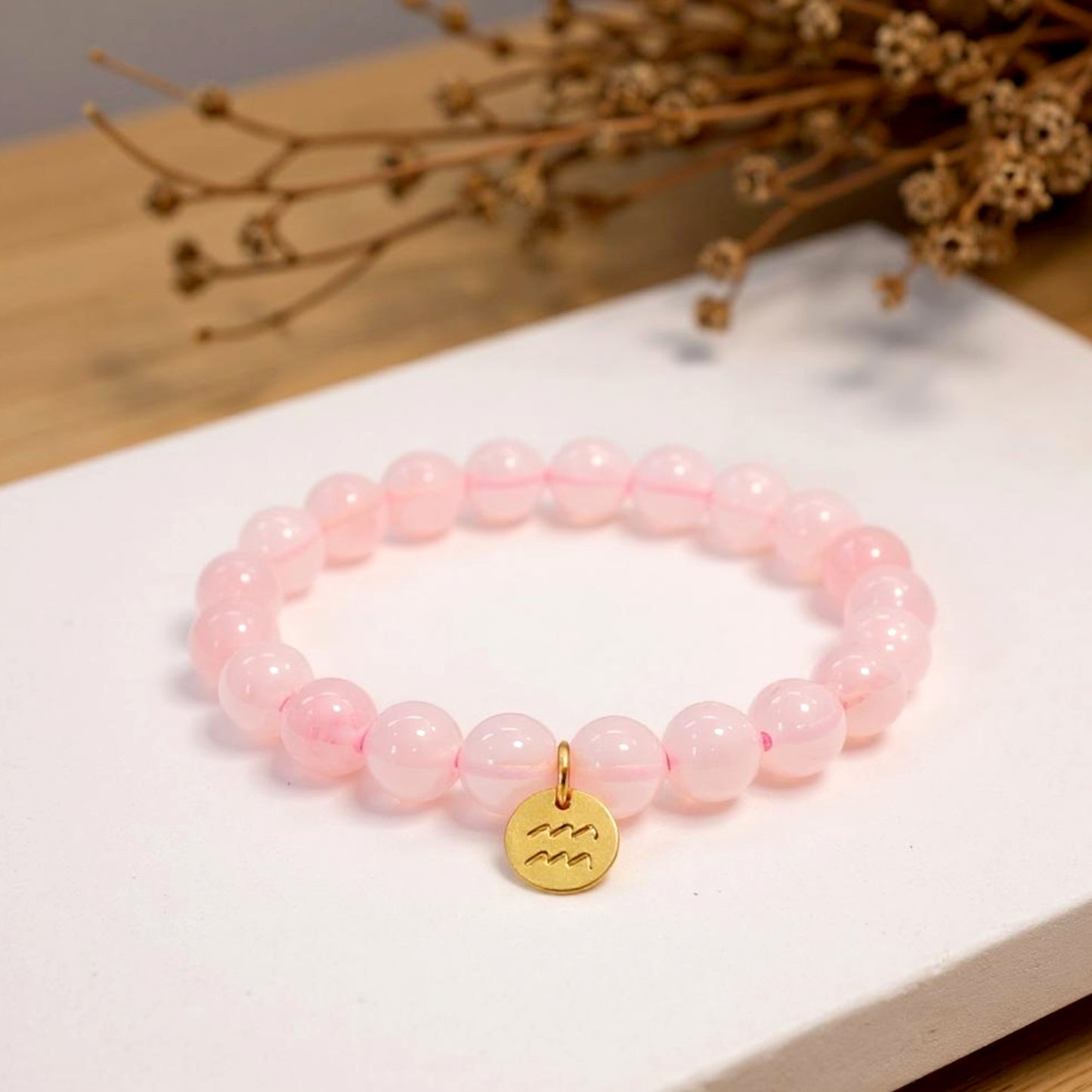 Pulsera de Cuarzo Rosa con dije del signo Zodiacal, bañado en Oro 18K
