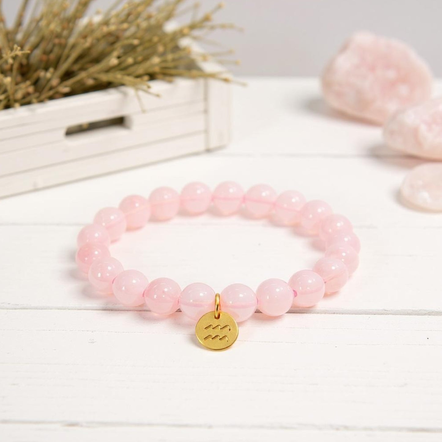 Pulsera de Cuarzo Rosa con dije del signo Zodiacal, bañado en Oro 18K