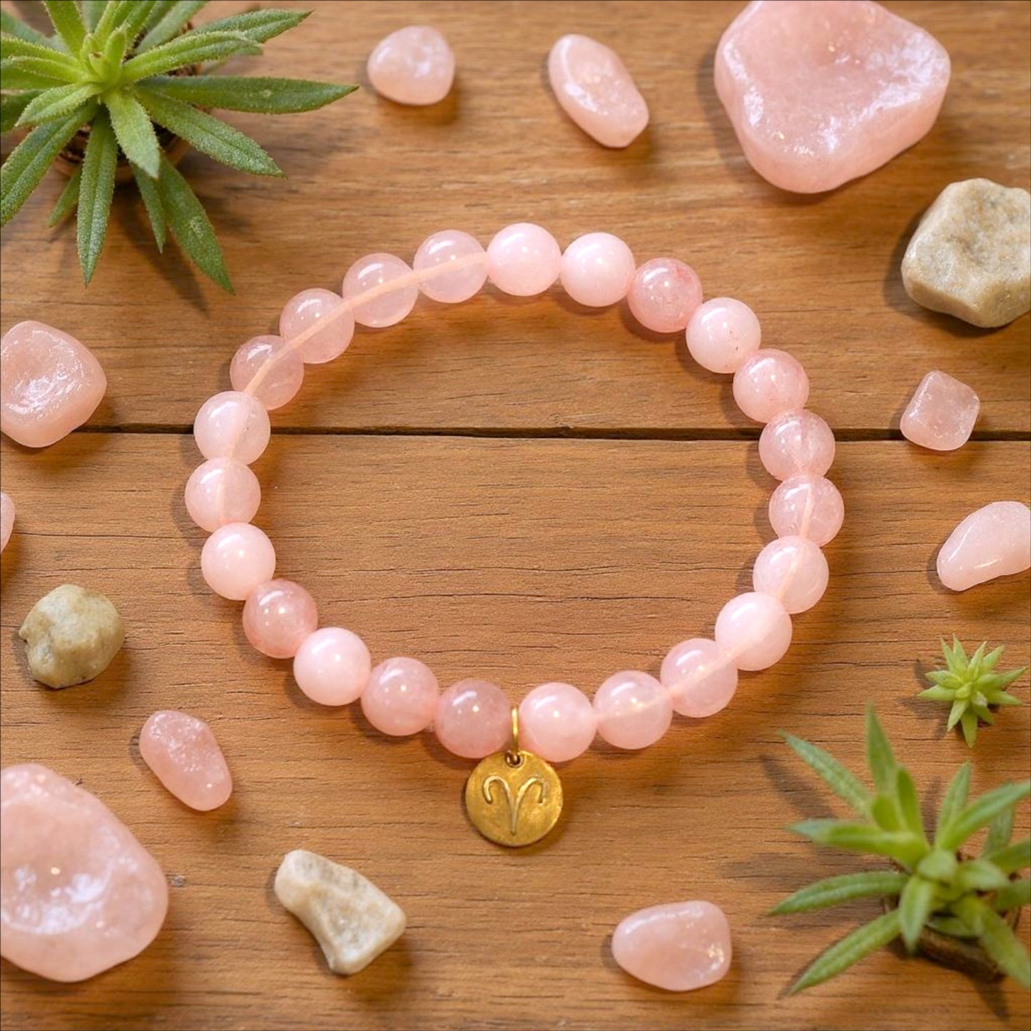 Pulsera de Cuarzo Rosa con dije del signo Zodiacal, bañado en Oro 18K