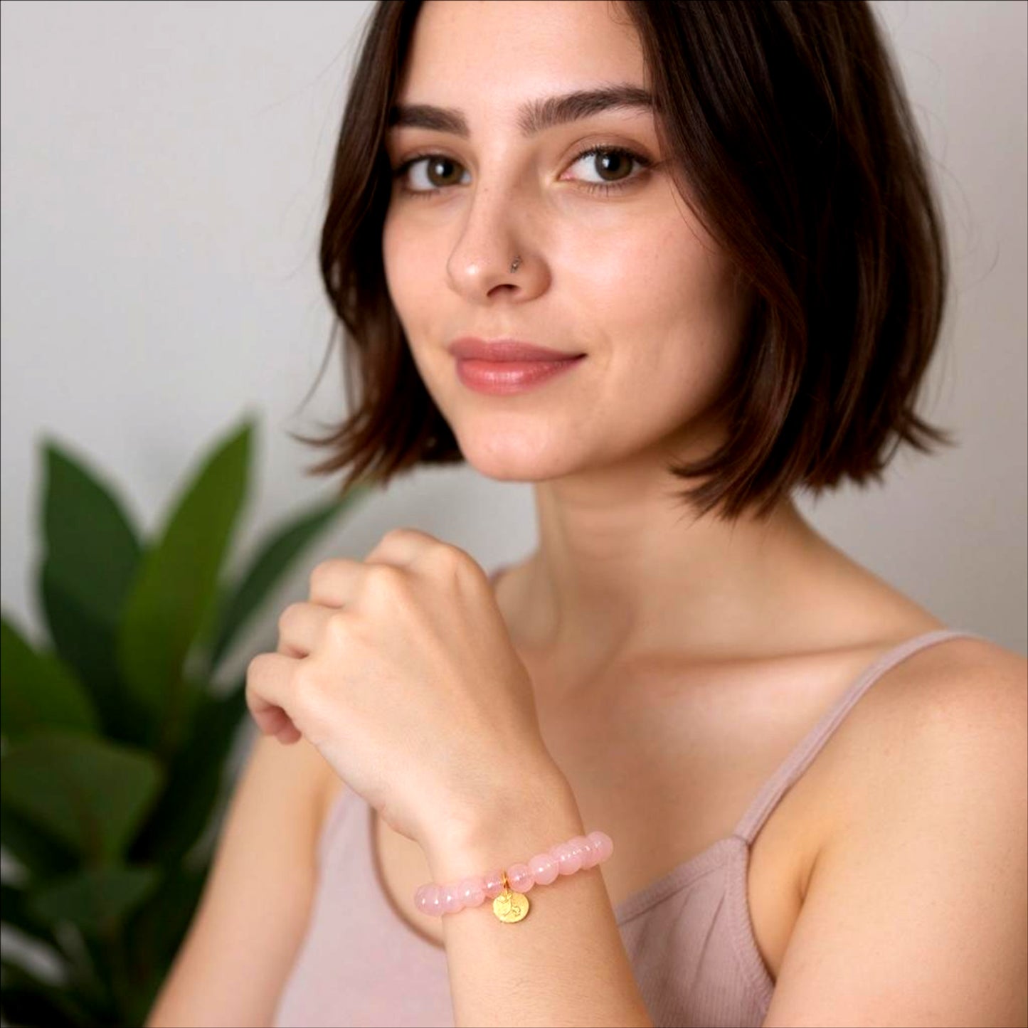 Pulsera de Cuarzo Rosa con dije del signo Zodiacal, bañado en Oro 18K