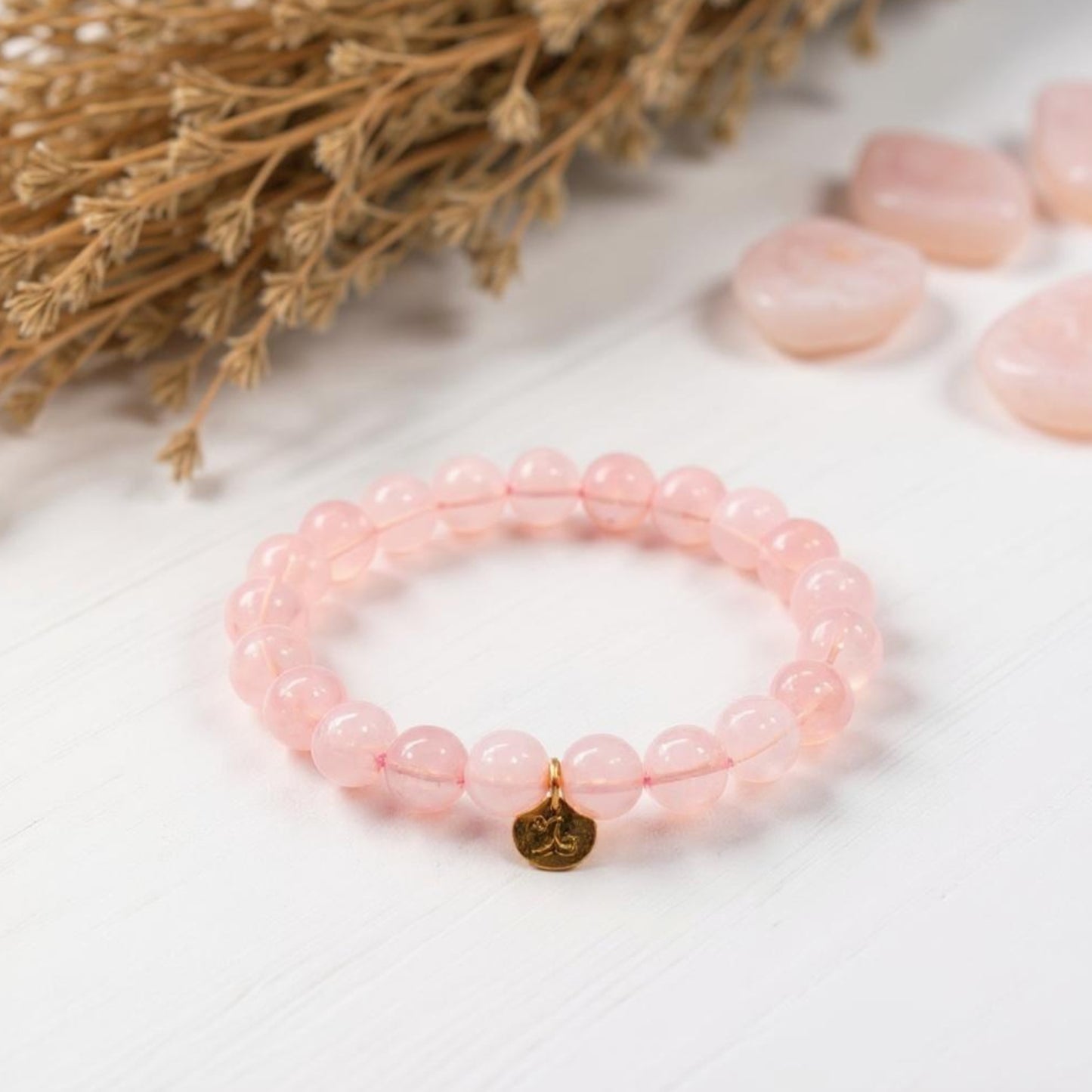 Pulsera de Cuarzo Rosa con dije del signo Zodiacal, bañado en Oro 18K