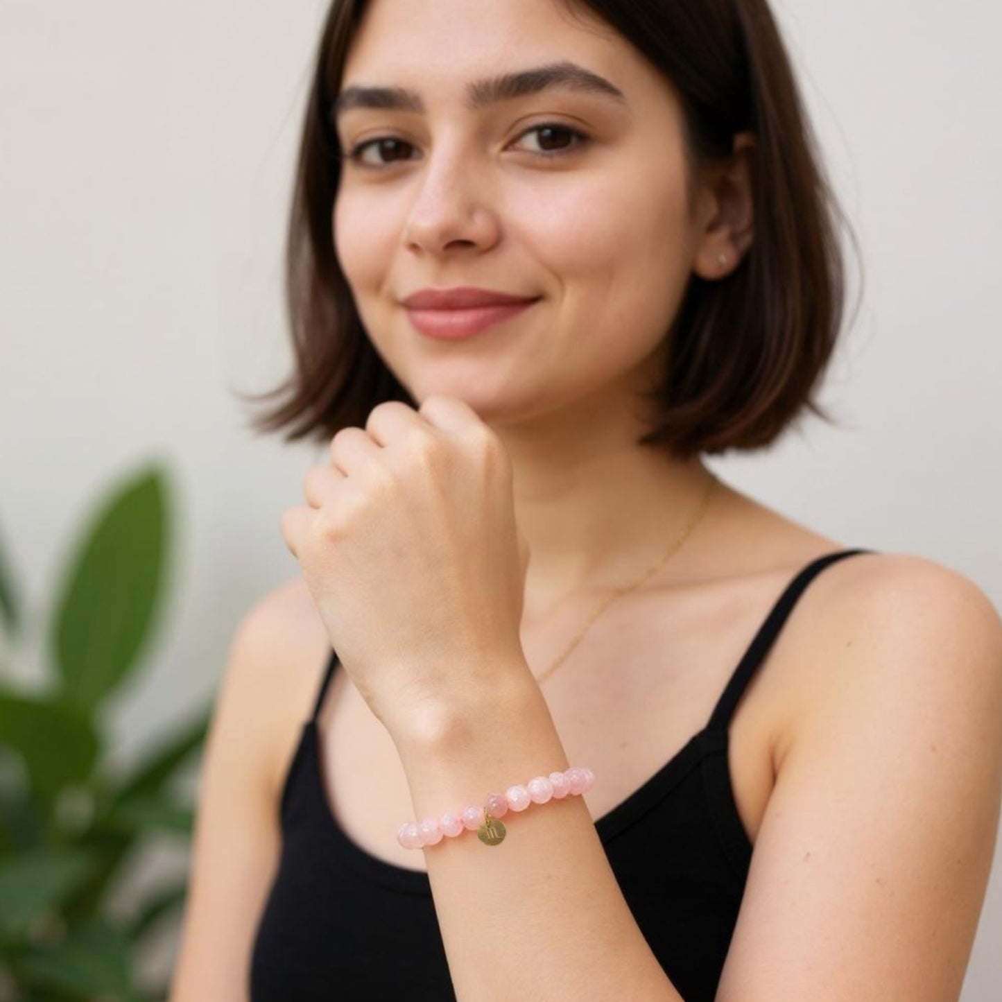 Pulsera de Cuarzo Rosa con dije del signo Zodiacal, bañado en Oro 18K