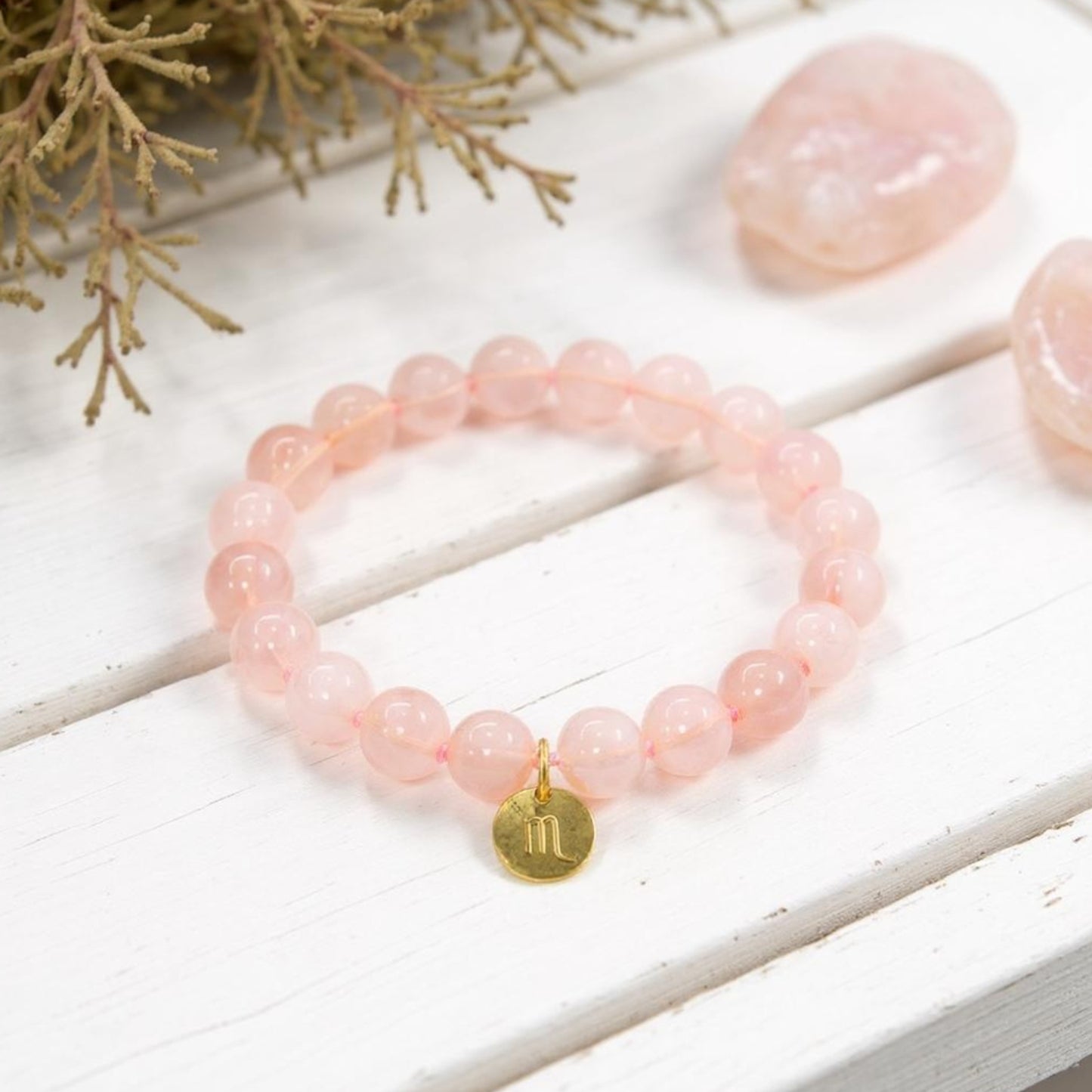 Pulsera de Cuarzo Rosa con dije del signo Zodiacal, bañado en Oro 18K