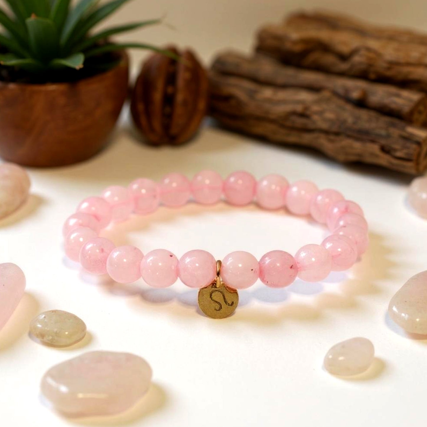 Pulsera de Cuarzo Rosa con dije del signo Zodiacal, bañado en Oro 18K