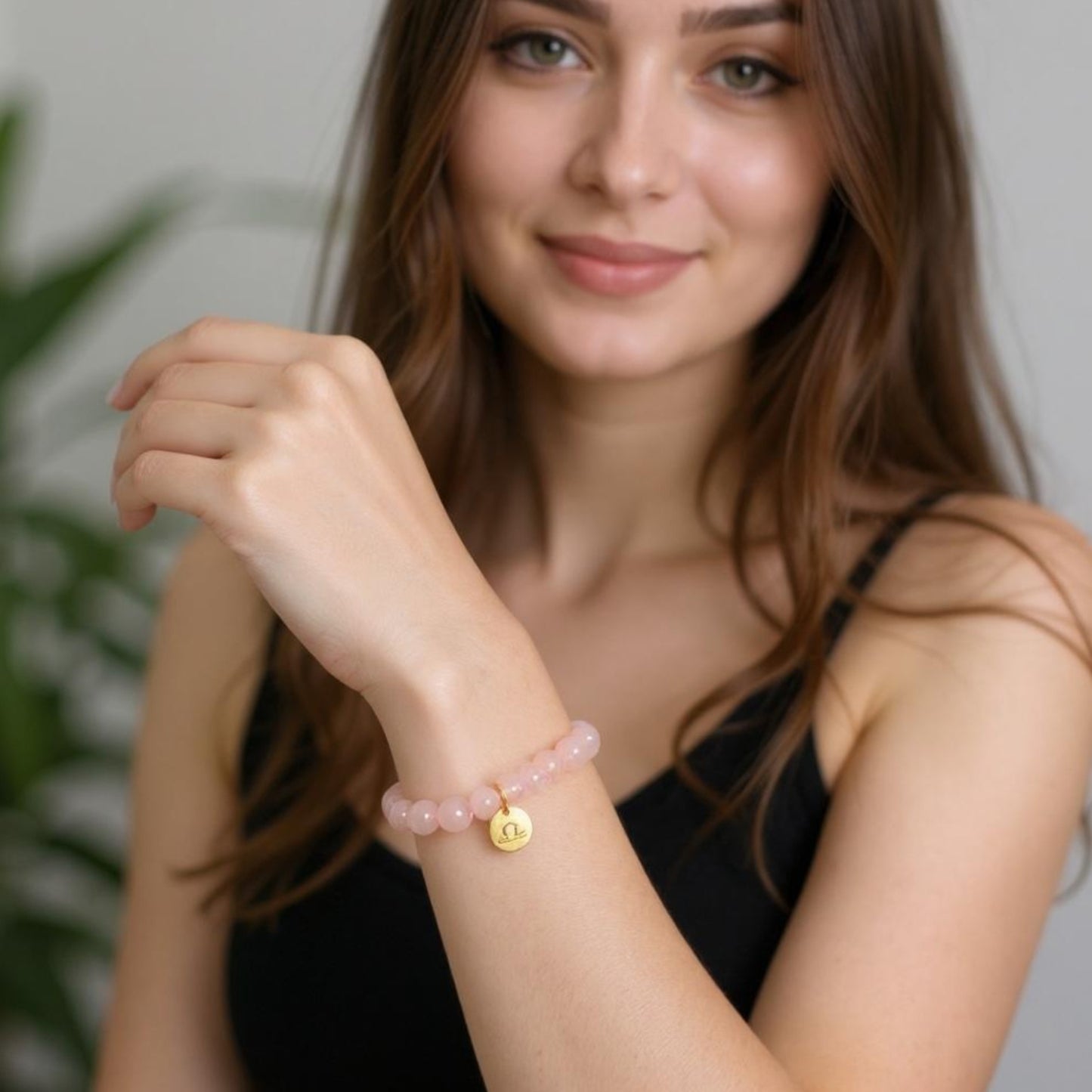 Pulsera de Cuarzo Rosa con dije del signo Zodiacal, bañado en Oro 18K