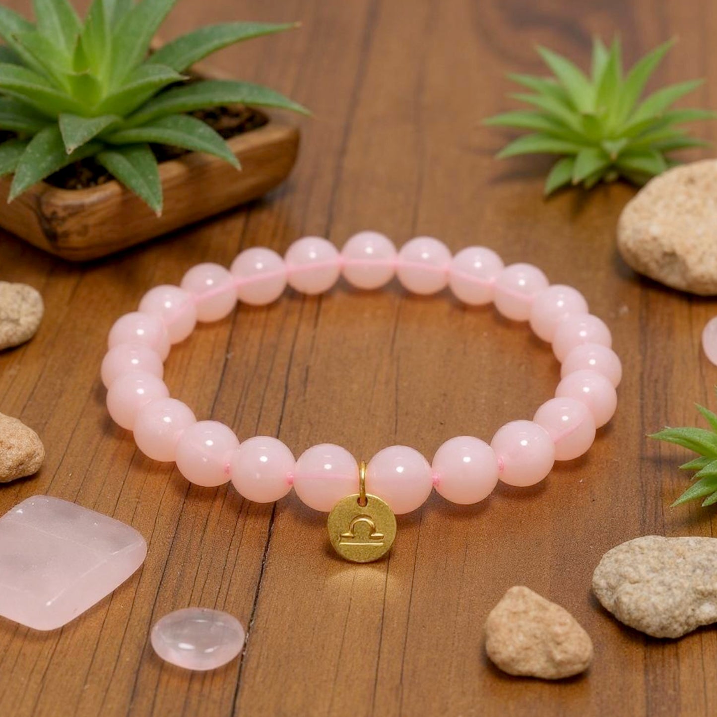 Pulsera de Cuarzo Rosa con dije del signo Zodiacal, bañado en Oro 18K