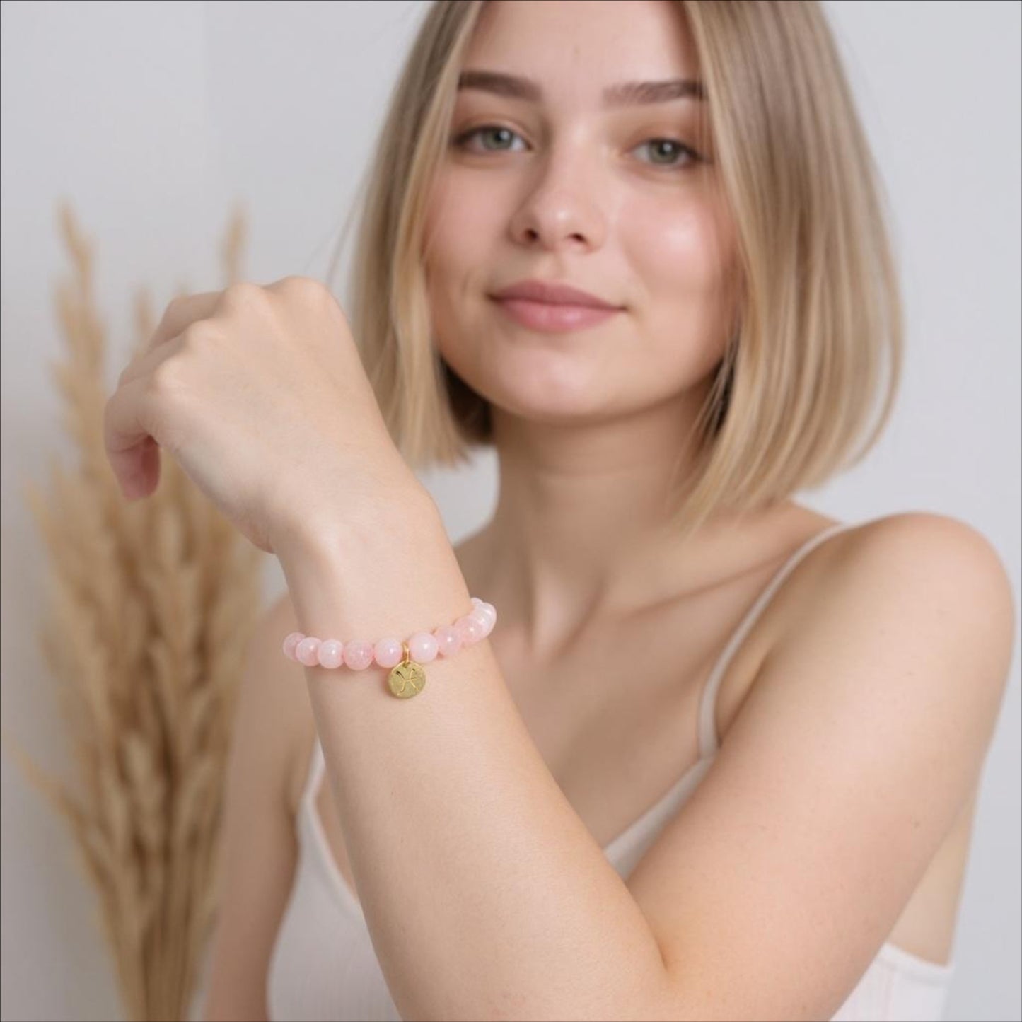 Pulsera de Cuarzo Rosa con dije del signo Zodiacal, bañado en Oro 18K