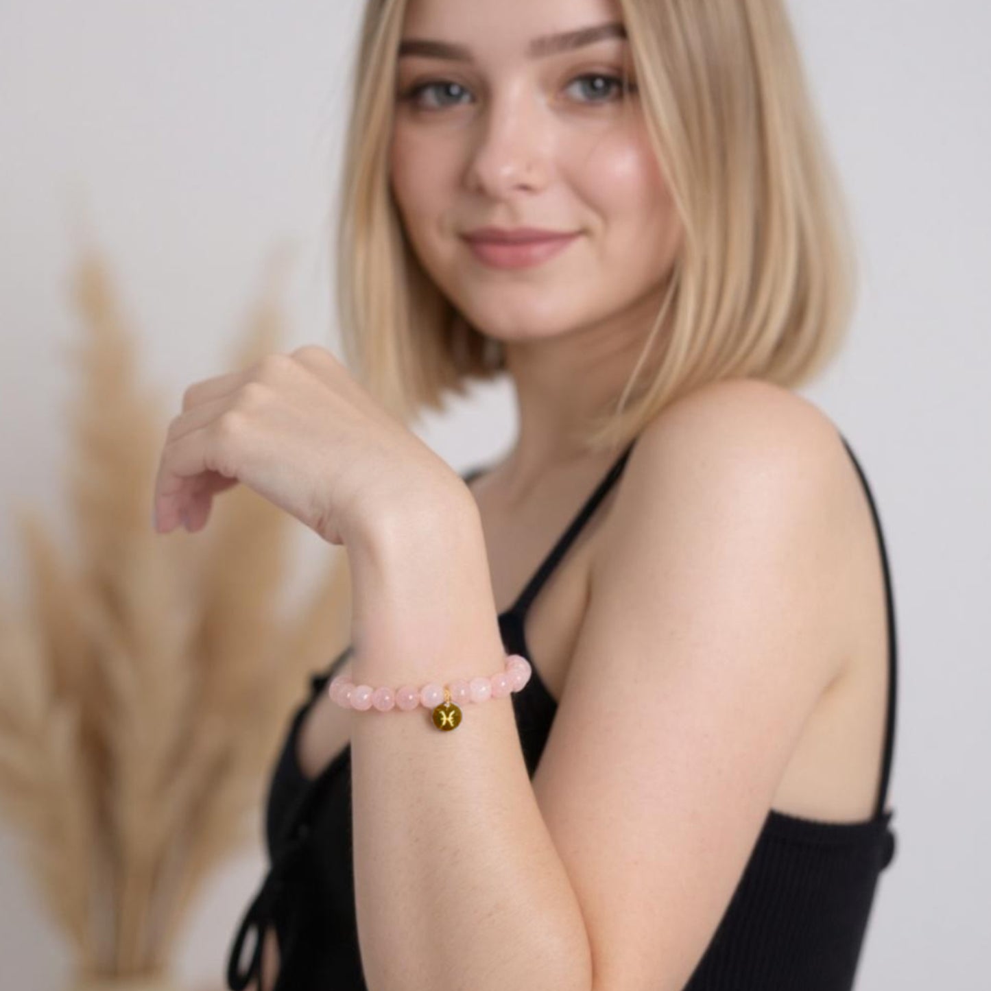 Pulsera de Cuarzo Rosa con dije del signo Zodiacal, bañado en Oro 18K