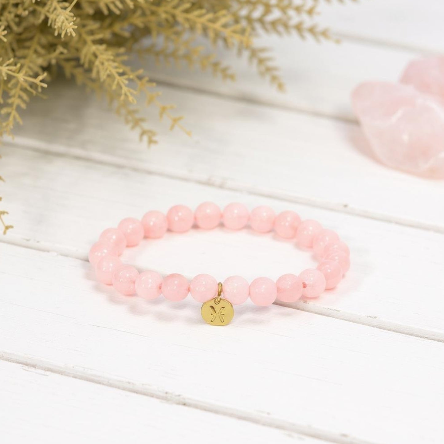 Pulsera de Cuarzo Rosa con dije del signo Zodiacal, bañado en Oro 18K