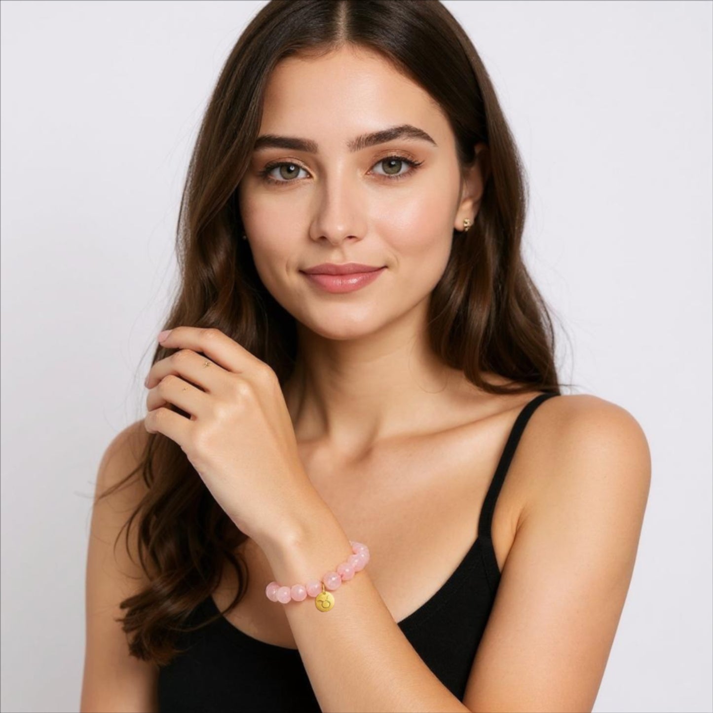 Pulsera de Cuarzo Rosa con dije del signo Zodiacal, bañado en Oro 18K