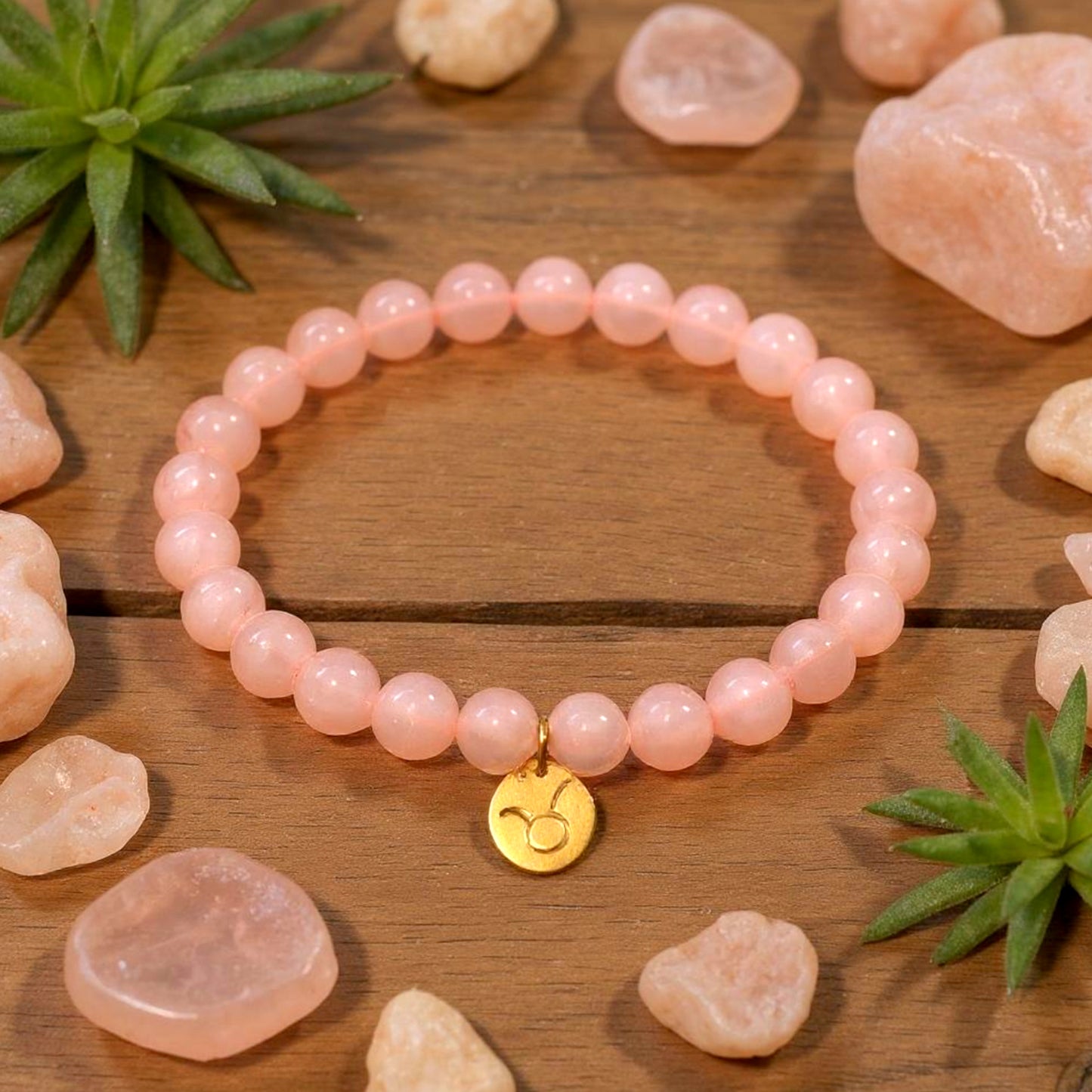Pulsera de Cuarzo Rosa con dije del signo Zodiacal, bañado en Oro 18K