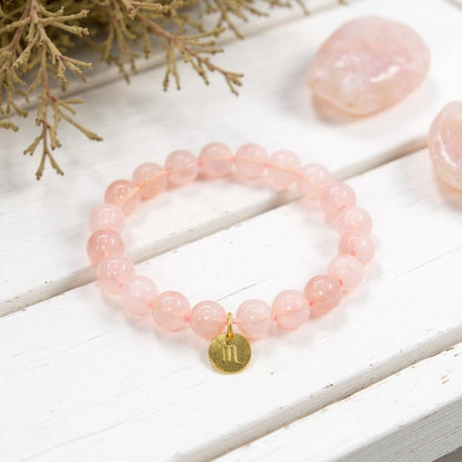 Pulsera de Cuarzo Rosa con dije del signo Zodiacal, bañado en Oro 18K