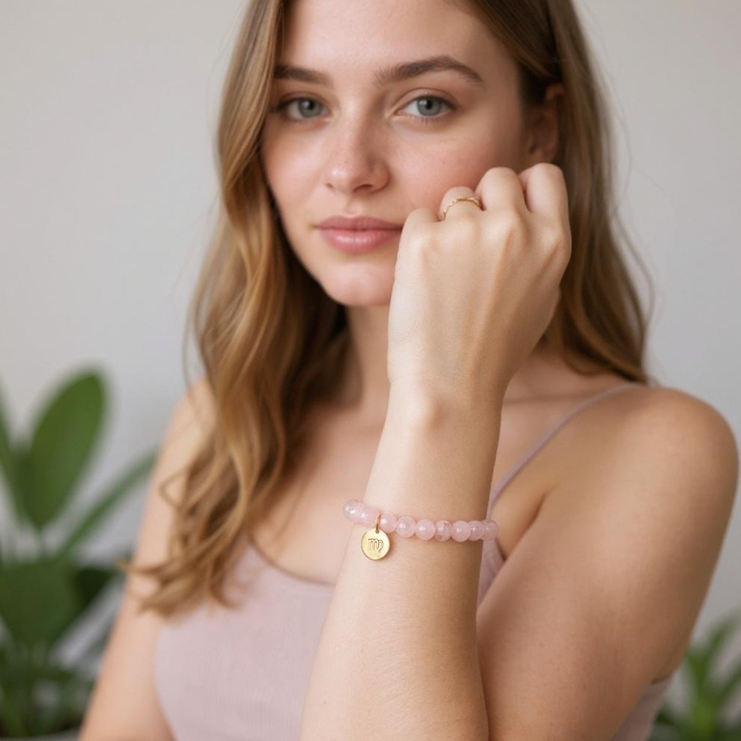 Pulsera de Cuarzo Rosa con dije del signo Zodiacal, bañado en Oro 18K
